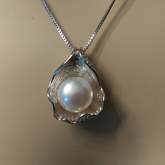Jewelry - Pearl Seashell Necklace 17" Silver Tone